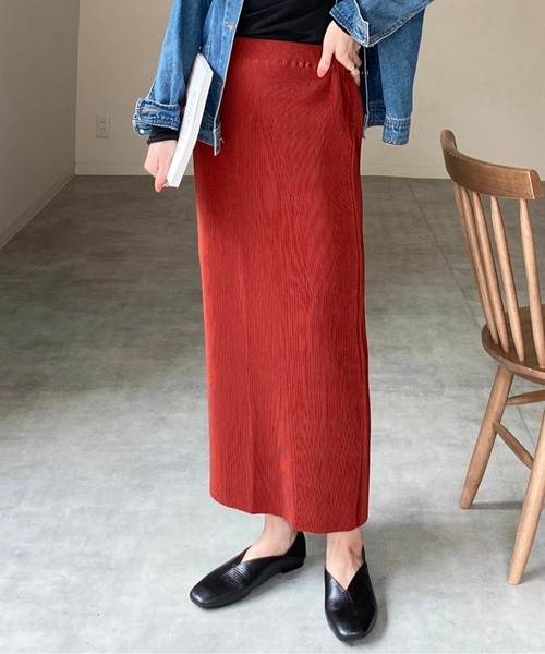 She's Closet（シーズクローゼット）の「セルフカットIラインハイウエスト細プリーツロングスカート（スカート・レディース・ブラック/ダークグリーン/アイボリー/マスタード/スモークピンク/テラコッタ/ブルーグレー/グリーン/ピンク/グレイッシュベージュ/レッド/ネイビー/グリーン系その他・FREE）」の4枚目の写真