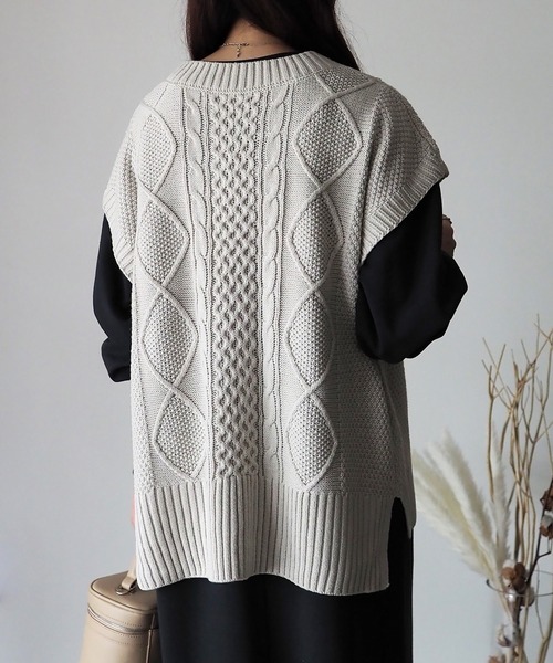 Riberry（リベリー）の「ケーブル編み深Vネックニットベスト（ベスト