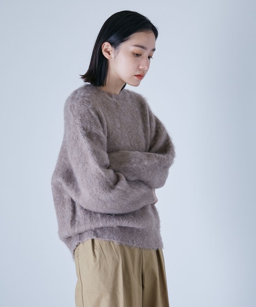 NANO universe(ナノユニバース)の「LB.04/シャギークルーネックニット(ニット/セーター・レディース・ブラック/ベージュ/ピンク・FREE)」の2枚目の写真