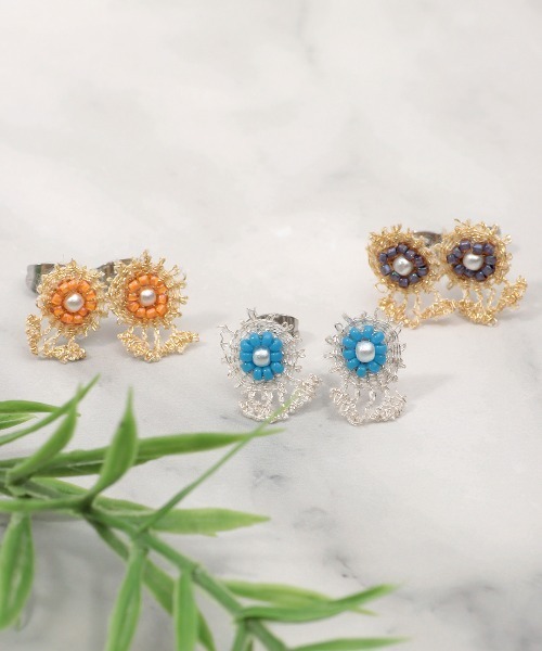 チチカカ（チチカカ）の「刺繍×ビーズフラワーピアス（ピアス（両耳用）・レディース・ダークパープル/ライトブルー/オレンジ・FREE）」の4枚目の写真