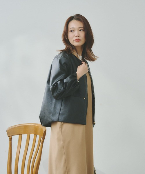 Chez toi(シェトワ)の「袖ボリュームフェイクレザーブルゾン(ブルゾン・レディース・オフホワイト/ブラック/ベージュ・FREE)」の12枚目の写真