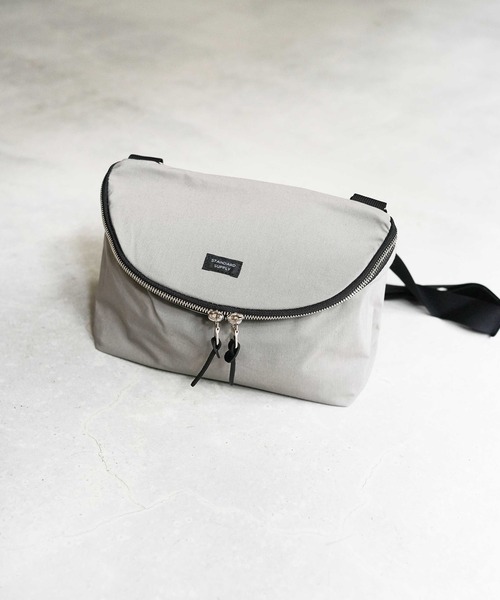 STANDARD SUPPLY(スタンダードサプライ)の「スタンダードサプライ / SIMPLICITY シンプリシティ / PELICAN SHOULDER ペリカンショルダー(ショルダーバッグ・レディース・グリーン/グレー/チャコールグレー/ブラック/ダークパープル/ダークネイビー/レッド/ゴールド/ブルー/モカ/サンドベージュ・FREE)」の3枚目の写真
