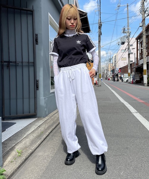 adidas(アディダス)の「【adidas / アディダス】ワンポイントロゴ アディカラー クラシックス スリーストライプス ショート丈半袖Tシャツ(Tシャツ/カットソー・レディース・ブラック/ホワイト/イエロー/ラベンダー・S)」の8枚目の写真