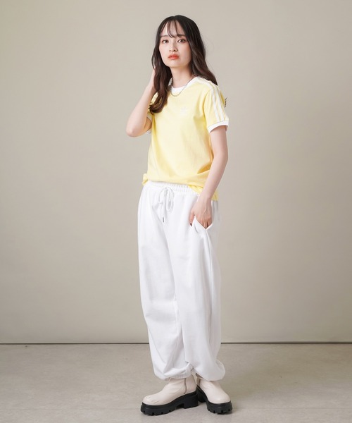 adidas(アディダス)の「【adidas / アディダス】ワンポイントロゴ アディカラー クラシックス スリーストライプス ショート丈半袖Tシャツ(Tシャツ/カットソー・レディース・ブラック/ホワイト/イエロー/ラベンダー・S)」の21枚目の写真