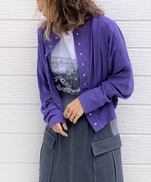 Q（キュー）の「スナップボタンリブカットカーデ（カーディガン/ボレロ・レディース・ブラック/パープル・MEDIUM）」の2枚目の写真
