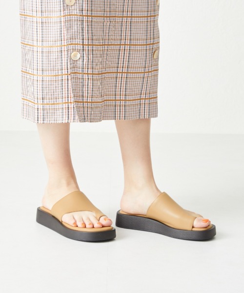 NICAL(ニカル)の「【本革】【NICAL】甲深トングデザインサンダル/34205(サンダル・レディース・ブラック/ベージュ/ホワイト・M/L/LL/S)」の3枚目の写真