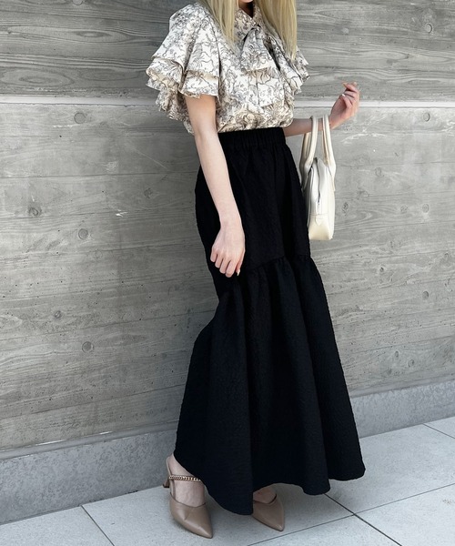 Lamoa(ラモア)の「【Lamoa】/【ウエスト変形デザイン】エンボスタックフレアスカート(スカート・レディース・アイボリー/ブラック・MEDIUM)」の3枚目の写真