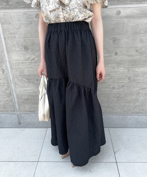 Lamoa(ラモア)の「【Lamoa】/【ウエスト変形デザイン】エンボスタックフレアスカート(スカート・レディース・アイボリー/ブラック・MEDIUM)」の4枚目の写真