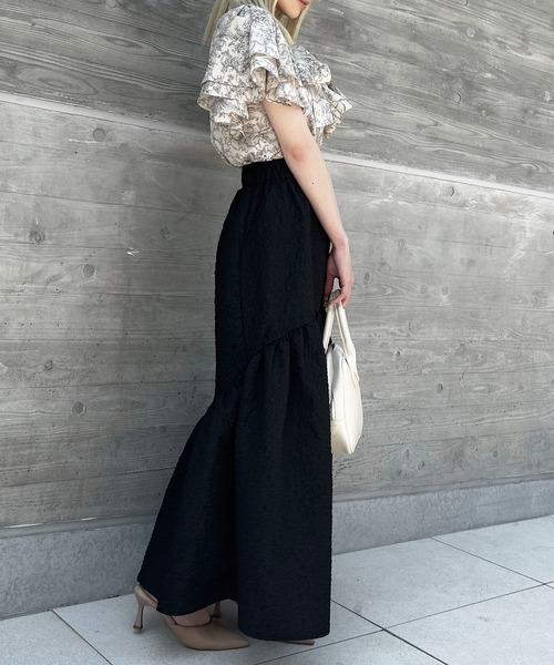 Lamoa(ラモア)の「【Lamoa】/【ウエスト変形デザイン】エンボスタックフレアスカート(スカート・レディース・アイボリー/ブラック・MEDIUM)」の5枚目の写真