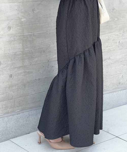 Lamoa(ラモア)の「【Lamoa】/【ウエスト変形デザイン】エンボスタックフレアスカート(スカート・レディース・アイボリー/ブラック・MEDIUM)」の6枚目の写真