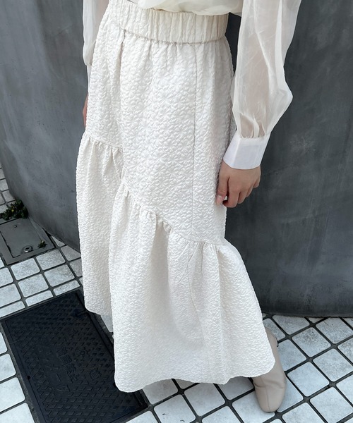 Lamoa(ラモア)の「【Lamoa】/【ウエスト変形デザイン】エンボスタックフレアスカート(スカート・レディース・アイボリー/ブラック・MEDIUM)」の7枚目の写真