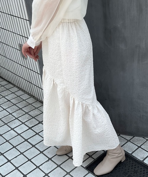 Lamoa(ラモア)の「【Lamoa】/【ウエスト変形デザイン】エンボスタックフレアスカート(スカート・レディース・アイボリー/ブラック・MEDIUM)」の9枚目の写真