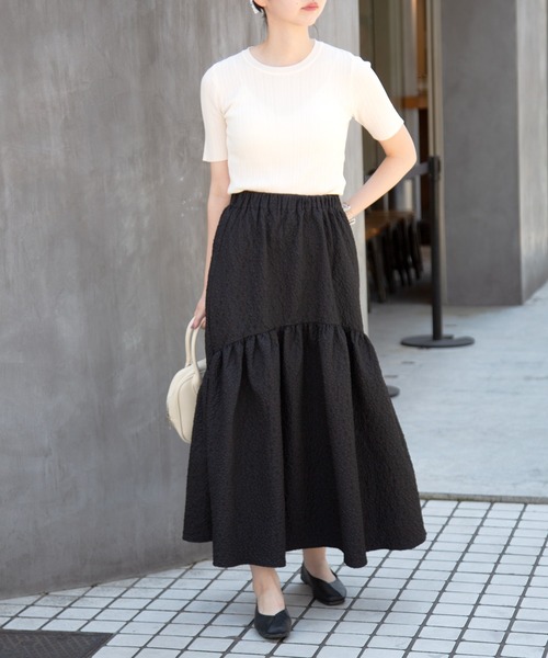 Lamoa(ラモア)の「【Lamoa】/【ウエスト変形デザイン】エンボスタックフレアスカート(スカート・レディース・アイボリー/ブラック・MEDIUM)」の18枚目の写真