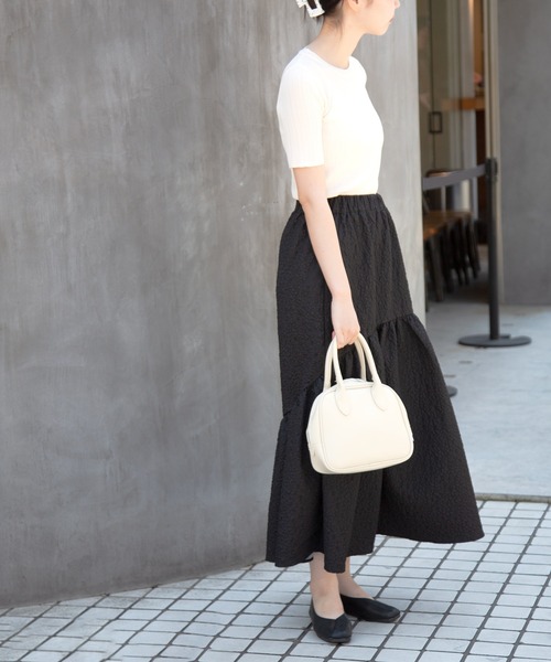 Lamoa(ラモア)の「【Lamoa】/【ウエスト変形デザイン】エンボスタックフレアスカート(スカート・レディース・アイボリー/ブラック・MEDIUM)」の19枚目の写真
