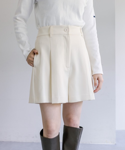 mline（エムライン）の「[mline] ワンタックショートパンツ（その他パンツ・レディース・アイボリー/ブラック/チャコールグレー/ホワイト・1/2）」の2枚目の写真
