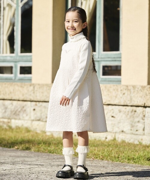 SHOO・LA・RUE(シューラルー)の「◆【110-140cm/プチセレ】エンボス キャミワンピース(ワンピース・キッズ・アイボリー/ブラック・11/12/13/14)」の3枚目の写真