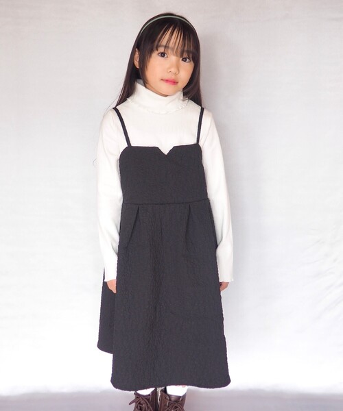 SHOO・LA・RUE(シューラルー)の「◆【110-140cm/プチセレ】エンボス キャミワンピース(ワンピース・キッズ・アイボリー/ブラック・11/12/13/14)」の14枚目の写真