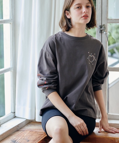 MAZZZZY（マジ―）の「heart print L/S T-shirt/ハートプリントロンTEE（Tシャツ/カットソー・レディース・チャコールグレー/ホワイト/モカ・FREE）」の3枚目の写真