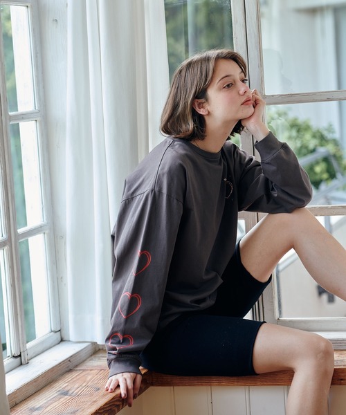 MAZZZZY（マジ―）の「heart print L/S T-shirt/ハートプリントロンTEE（Tシャツ/カットソー・レディース・チャコールグレー/ホワイト/モカ・FREE）」の10枚目の写真