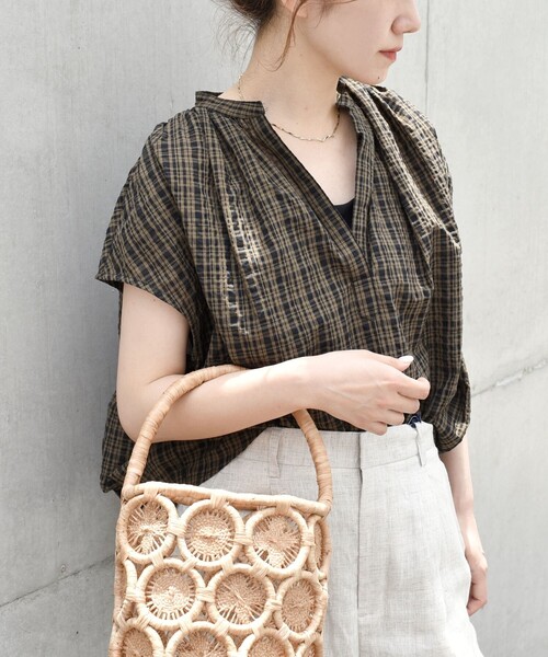 quaranciel(カランシエル)の「quaranciel:〈洗濯機可能〉サッカー スキッパー フレンチスリーブ シャツ ブラウス(シャツ/ブラウス・レディース・オリーブ/ネイビー/ホワイト・ONE SIZE)」の2枚目の写真