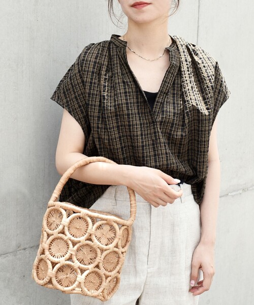 quaranciel(カランシエル)の「quaranciel:〈洗濯機可能〉サッカー スキッパー フレンチスリーブ シャツ ブラウス(シャツ/ブラウス・レディース・オリーブ/ネイビー/ホワイト・ONE SIZE)」の10枚目の写真