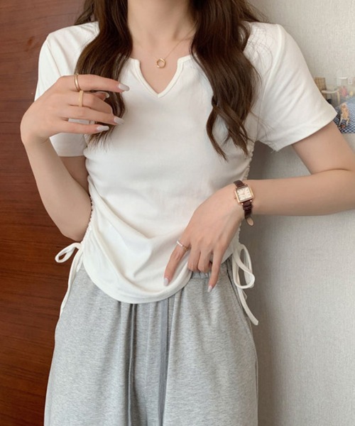 Mignonjour(ミニョンジュール)の「FReePLACe/サイドシャーリングトップス X12238(Tシャツ/カットソー・レディース・ブラック/ホワイト・LARGE/MEDIUM)」の2枚目の写真