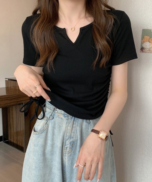 Mignonjour(ミニョンジュール)の「FReePLACe/サイドシャーリングトップス X12238(Tシャツ/カットソー・レディース・ブラック/ホワイト・LARGE/MEDIUM)」の1枚目の写真