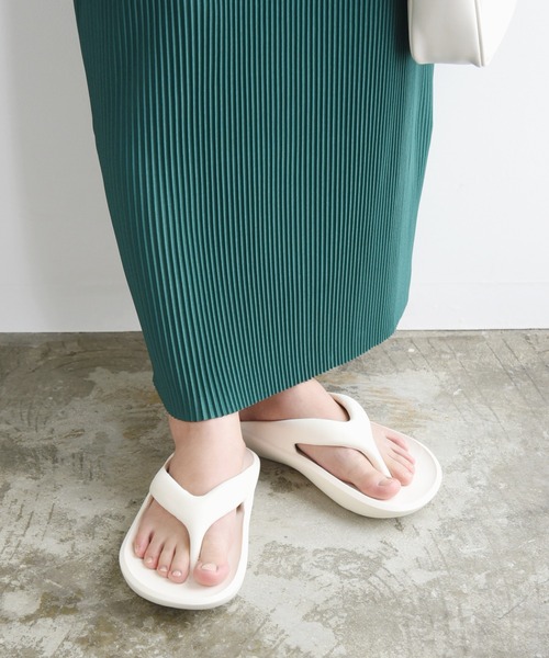 and it_（アンドイット）の「マシュマロトングサンダル（サンダル・レディース・アイボリー/ブラック/グレイッシュベージュ・M/L）」の2枚目の写真