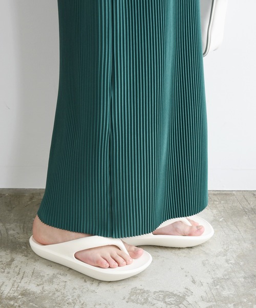 and it_（アンドイット）の「マシュマロトングサンダル（サンダル・レディース・アイボリー/ブラック/グレイッシュベージュ・M/L）」の4枚目の写真