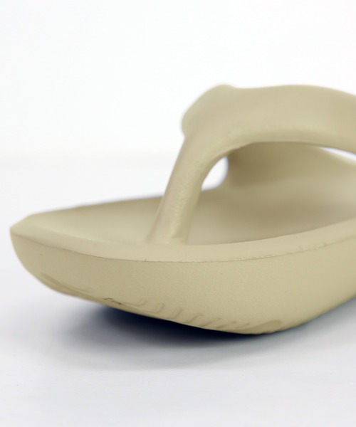 and it_（アンドイット）の「マシュマロトングサンダル（サンダル・レディース・アイボリー/ブラック/グレイッシュベージュ・M/L）」の8枚目の写真