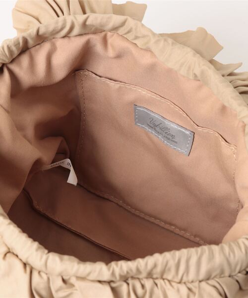 Q（キュー）の「フリルクラッチ（クラッチバッグ・レディース・ベージュ/ブラック・ONE SIZE）」の3枚目の写真