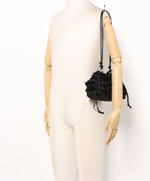 Q（キュー）の「フリルクラッチ（クラッチバッグ・レディース・ベージュ/ブラック・ONE SIZE）」の4枚目の写真