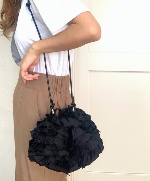 Q（キュー）の「フリルクラッチ（クラッチバッグ・レディース・ベージュ/ブラック・ONE SIZE）」の2枚目の写真