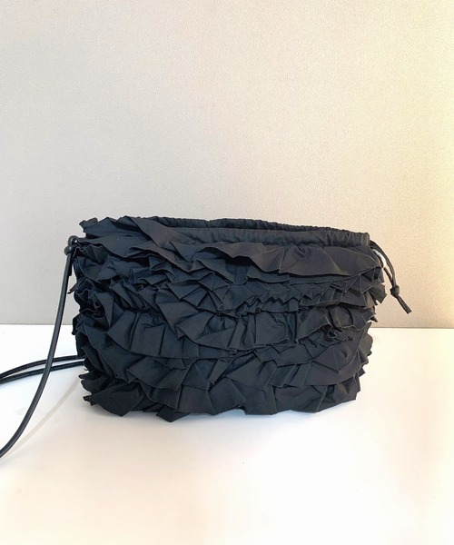 Q（キュー）の「フリルクラッチ（クラッチバッグ・レディース・ベージュ/ブラック・ONE SIZE）」の7枚目の写真