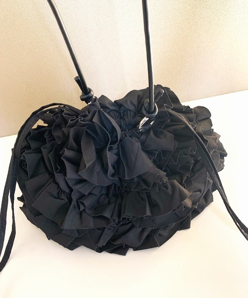 Q（キュー）の「フリルクラッチ（クラッチバッグ・レディース・ベージュ/ブラック・ONE SIZE）」の11枚目の写真