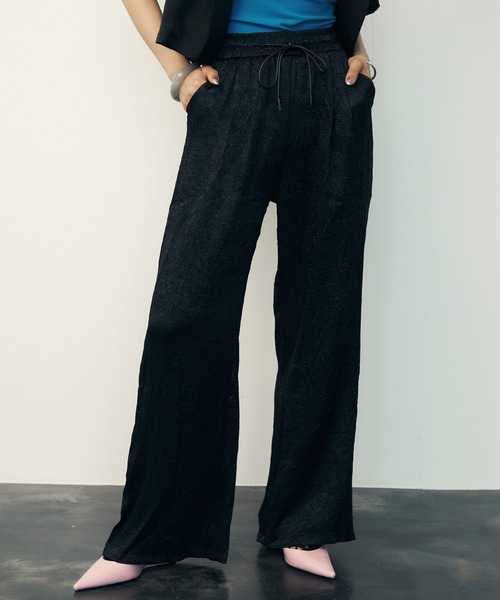 uyu.（ウユ）の「Shiny Washer Easy Pants / シャイニーワッシャーイージーパンツ【uyu./ウユ】（スラックス・レディース・シルバー/シルバー系その他/ブラック・FREE）」の2枚目の写真