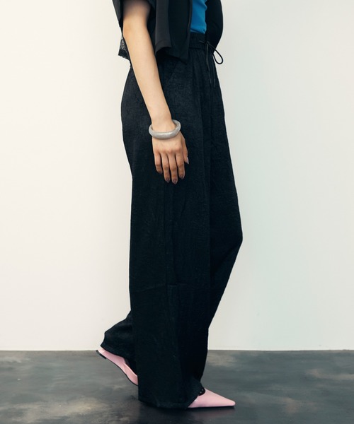 uyu.（ウユ）の「Shiny Washer Easy Pants / シャイニーワッシャーイージーパンツ【uyu./ウユ】（スラックス・レディース・シルバー/シルバー系その他/ブラック・FREE）」の5枚目の写真