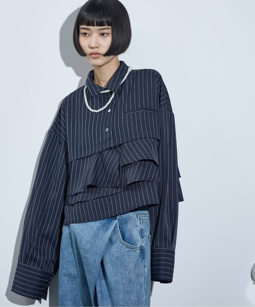 THE YOn(ザヨン)の「ピンストライプラッフルヘムクロップドシャツ(シャツ/ブラウス・レディース・グレイッシュベージュ/ネイビー/チャコールグレー・FREE)」の3枚目の写真