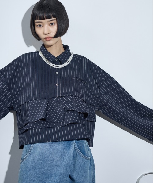 THE YOn(ザヨン)の「ピンストライプラッフルヘムクロップドシャツ(シャツ/ブラウス・レディース・グレイッシュベージュ/ネイビー/チャコールグレー・FREE)」の17枚目の写真