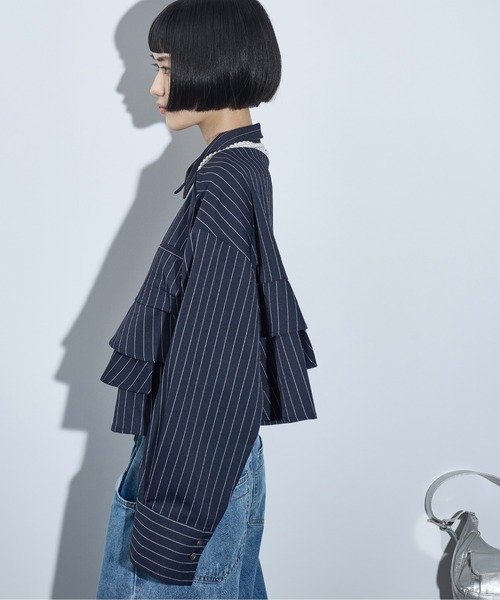 THE YOn(ザヨン)の「ピンストライプラッフルヘムクロップドシャツ(シャツ/ブラウス・レディース・グレイッシュベージュ/ネイビー/チャコールグレー・FREE)」の20枚目の写真