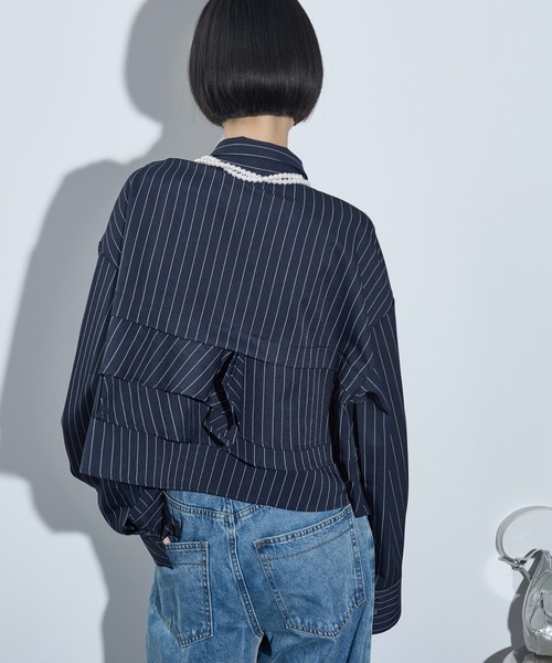 THE YOn（ザヨン）の「ピンストライプラッフルヘムクロップドシャツ