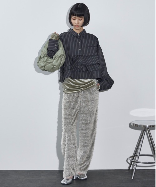 THE YOn(ザヨン)の「ピンストライプラッフルヘムクロップドシャツ(シャツ/ブラウス・レディース・グレイッシュベージュ/ネイビー/チャコールグレー・FREE)」の11枚目の写真
