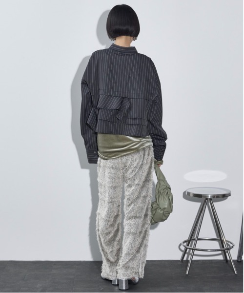 THE YOn(ザヨン)の「ピンストライプラッフルヘムクロップドシャツ(シャツ/ブラウス・レディース・グレイッシュベージュ/ネイビー/チャコールグレー・FREE)」の12枚目の写真