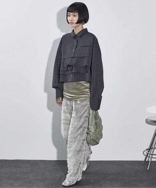 THE YOn(ザヨン)の「ピンストライプラッフルヘムクロップドシャツ(シャツ/ブラウス・レディース・グレイッシュベージュ/ネイビー/チャコールグレー・FREE)」の13枚目の写真