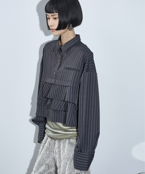 THE YOn(ザヨン)の「ピンストライプラッフルヘムクロップドシャツ(シャツ/ブラウス・レディース・グレイッシュベージュ/ネイビー/チャコールグレー・FREE)」の6枚目の写真