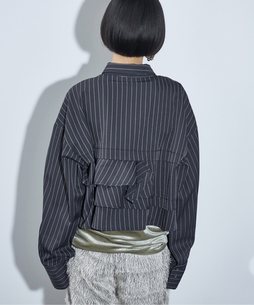 THE YOn(ザヨン)の「ピンストライプラッフルヘムクロップドシャツ(シャツ/ブラウス・レディース・グレイッシュベージュ/ネイビー/チャコールグレー・FREE)」の8枚目の写真