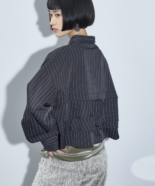 THE YOn(ザヨン)の「ピンストライプラッフルヘムクロップドシャツ(シャツ/ブラウス・レディース・グレイッシュベージュ/ネイビー/チャコールグレー・FREE)」の7枚目の写真