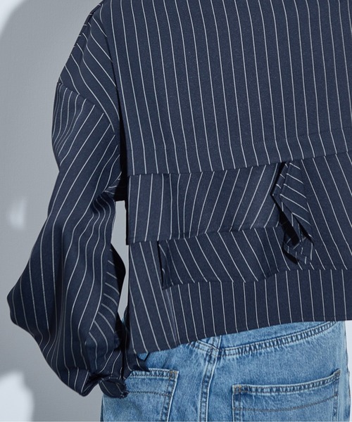 THE YOn（ザヨン）の「ピンストライプラッフルヘムクロップドシャツ