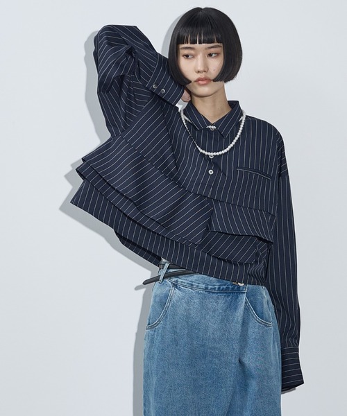 styling/ 完売　ラッフルヘムドッキングトップス セール】ピンストライプラッフルヘムクロップドシャツ（シャツ