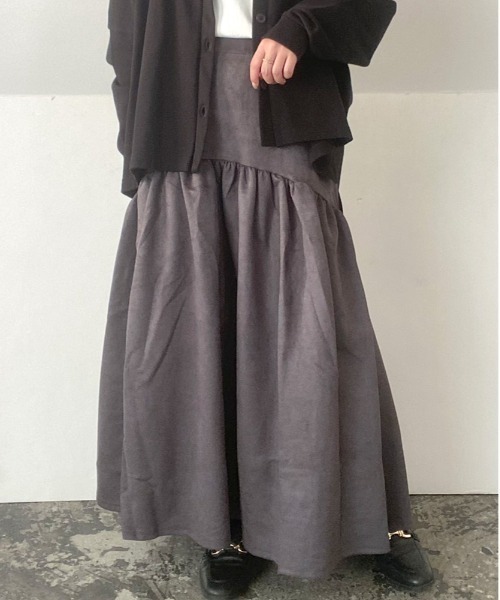 and it_(アンドイット)の「スエードポンチティアードスカート(スカート・レディース・アイボリー/スミクロ/グレイッシュベージュ・M)」の3枚目の写真